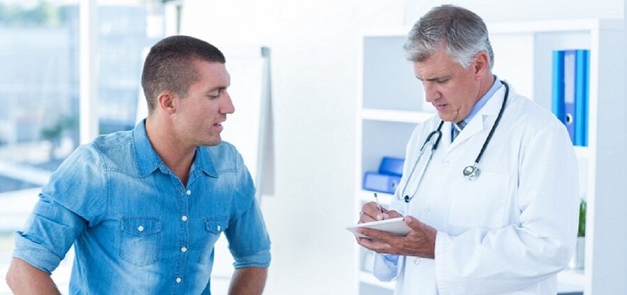 o médico recomenda ao paciente un dispositivo para a prostatite