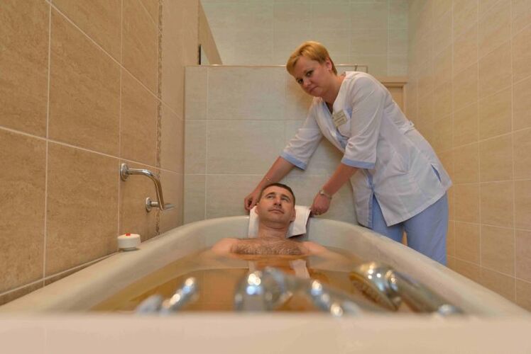 Tomar un baño de piñeiro aliviará a condición dun home con prostatite